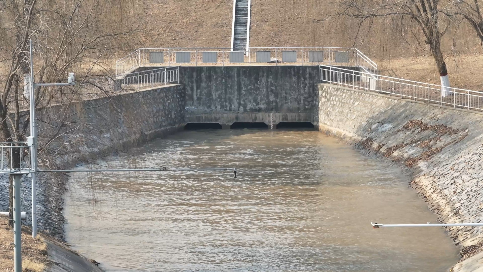 引水护农时 润泽万亩春